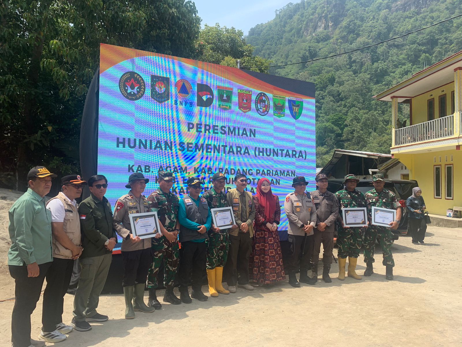 Bupati Pessel Resmikan Huntara Bersama Anggota DPR RI dan Unsur Forkopimda