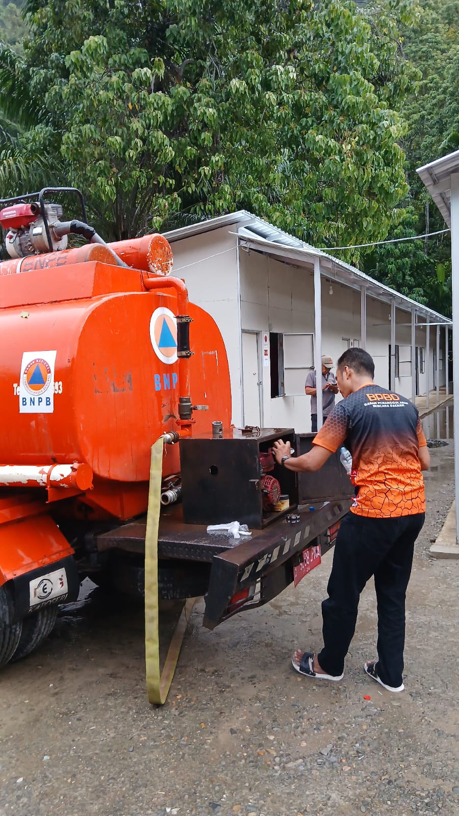 BPBD Pesisir Selatan Salurkan Air Bersih ke Huntara Limau Hantu