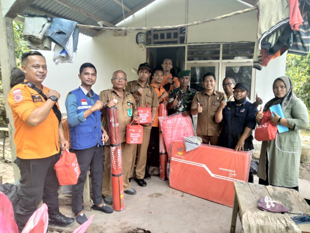 Mendampingi Dinas Sosial dalam Memberikan Bantuan Kepada Masyarakat terdampak Longsor di Nagari Pela