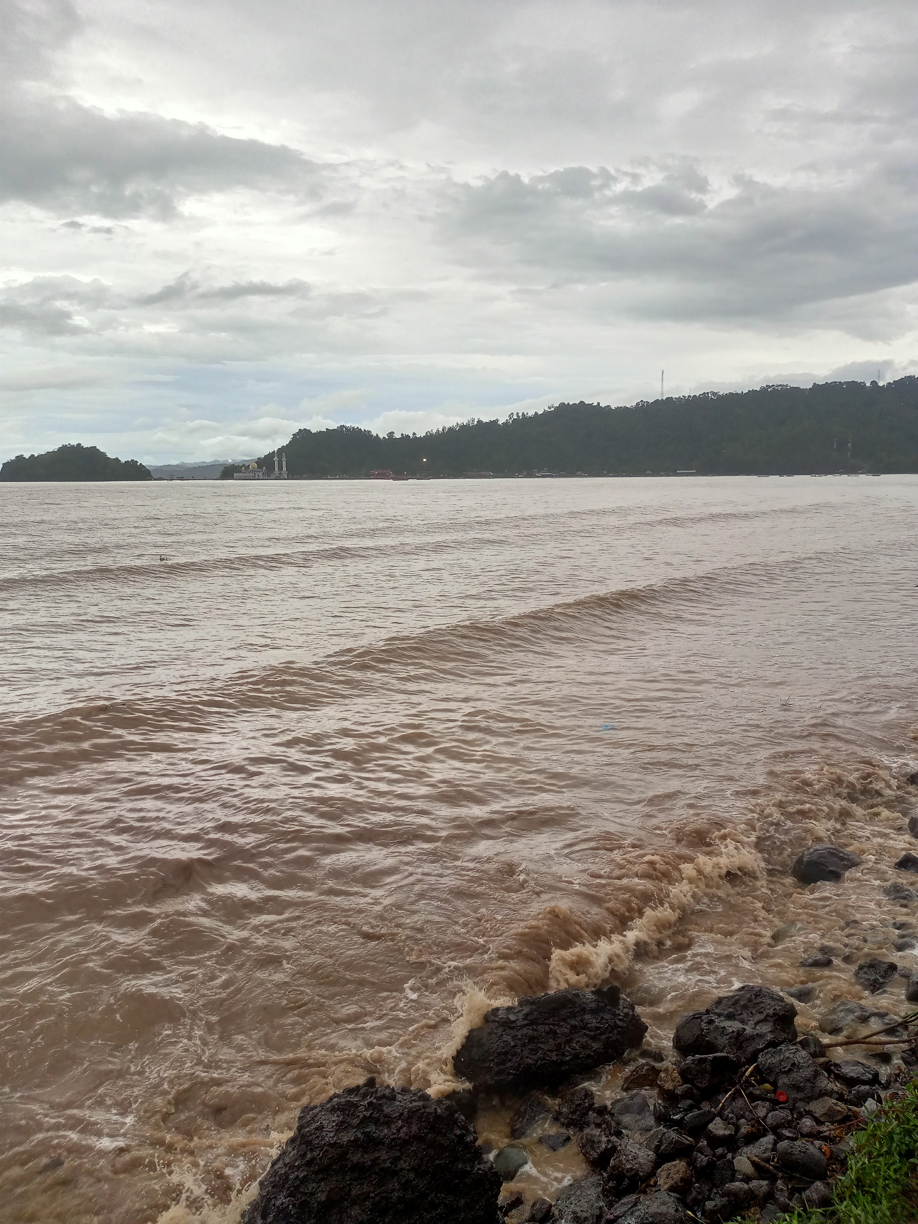 Cuaca Ekstrem Melanda Pesisir Selatan, Masyarakat Diminta Waspada