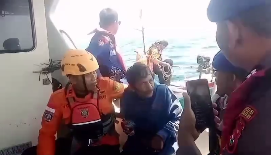 SEORANG NELAYAN WARGA PADANG TEROMBANG AMBING DI TENGAH LAUT PAINAN