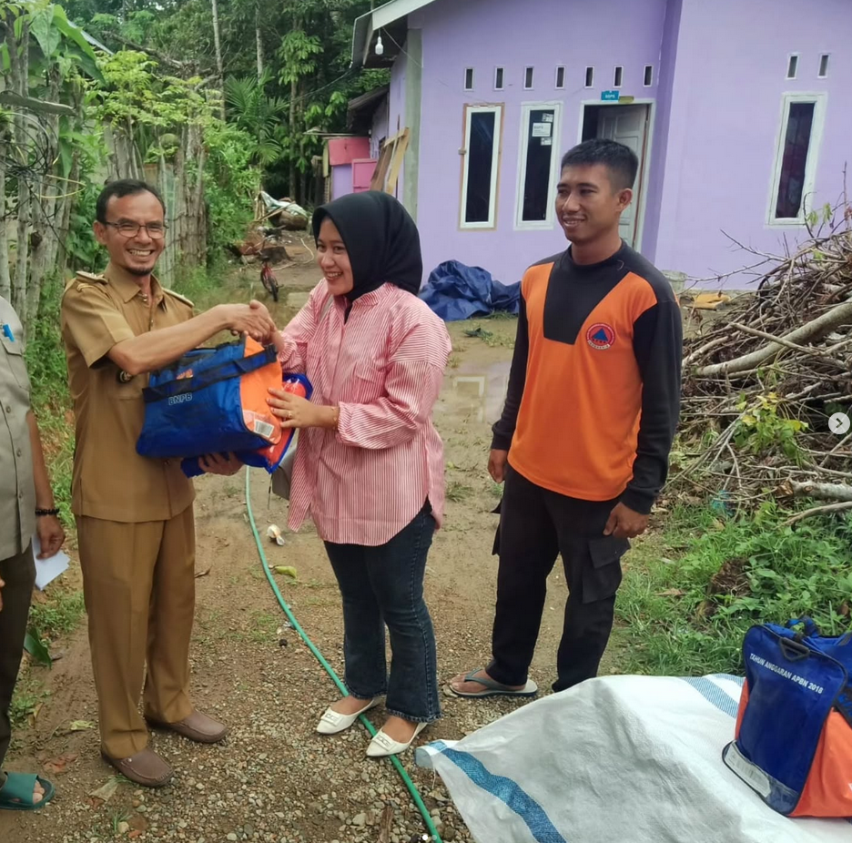 Pohon Tumbang Menimpa Rumah Warga di Painan timur