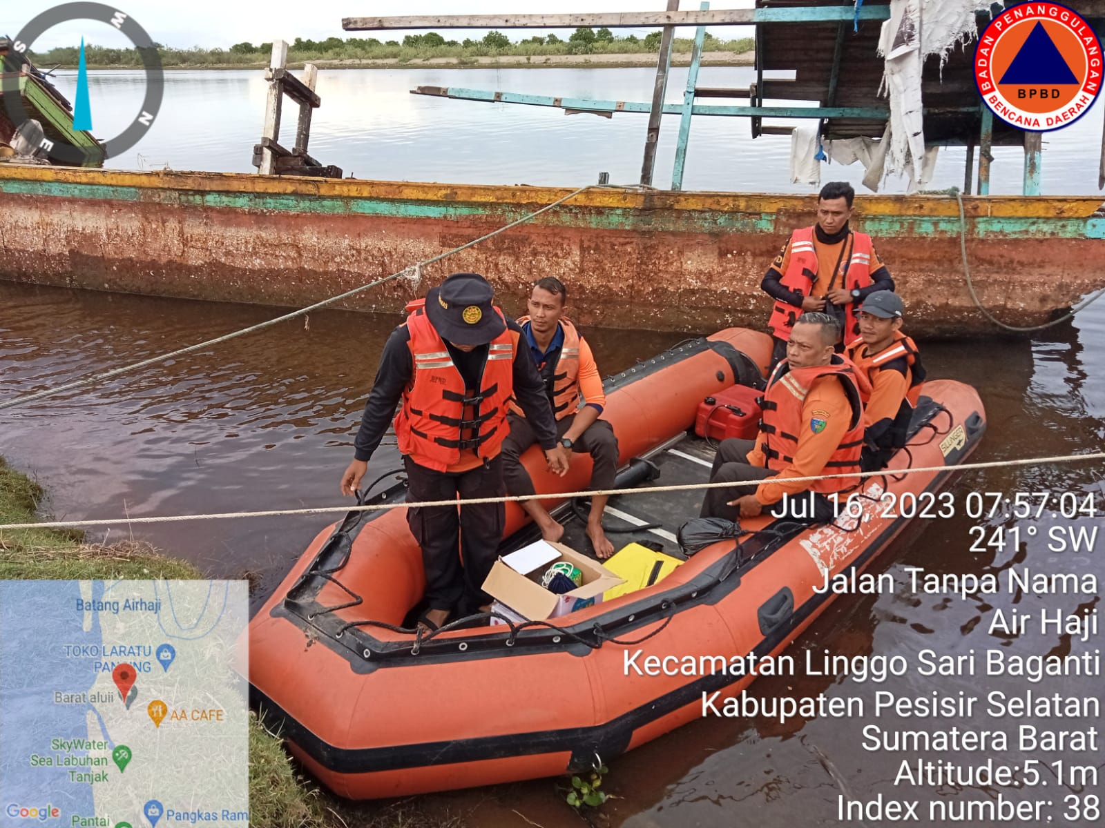 Pencarian Kapal Nelayan yang dihempas ombak di Perairan Muara Gadang