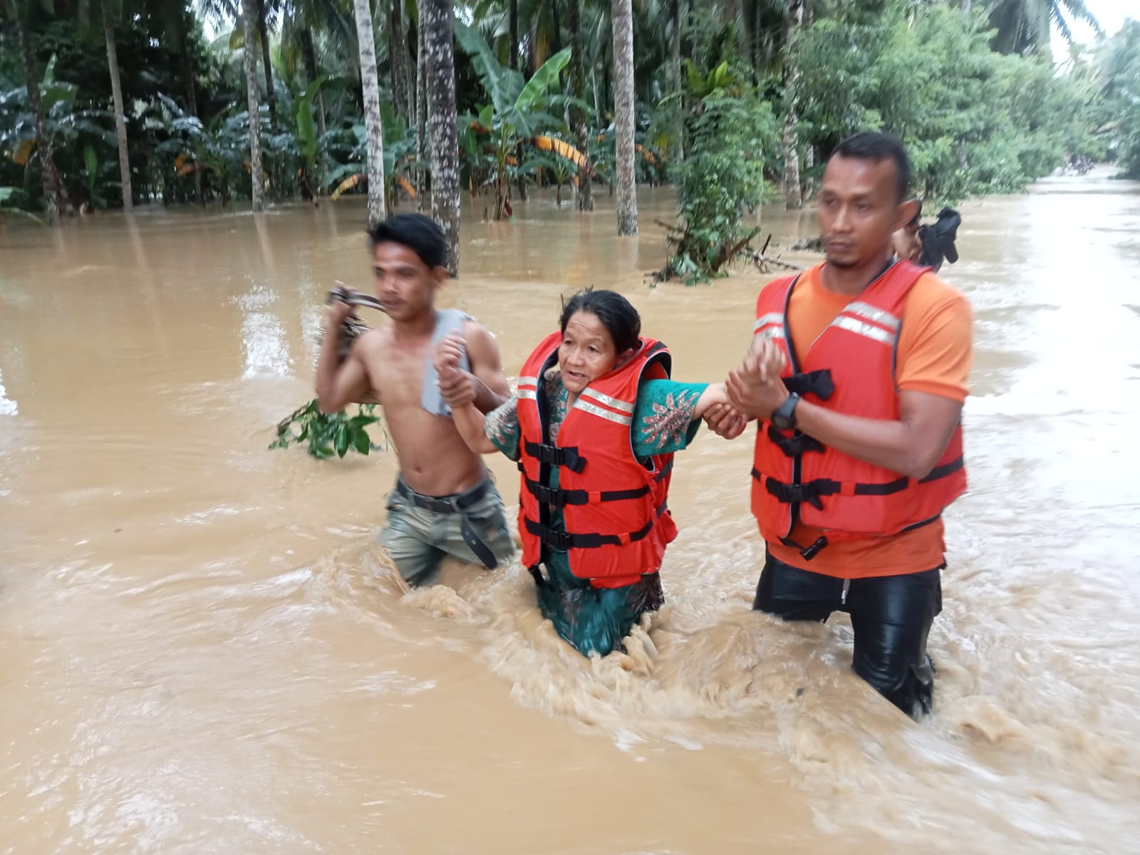Tim TRC Pos Ranah Pesisir Lakukan Evakuasi Warga Terdampak Banjir