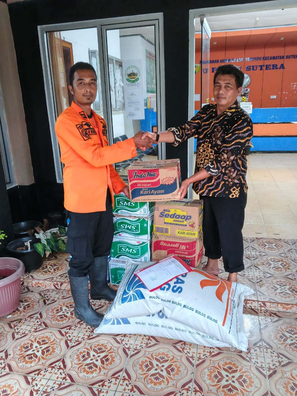 BPBD Pessel Serahkan Bantuan ke Camat Sutera untuk Masyarakat Terdampak Banjir