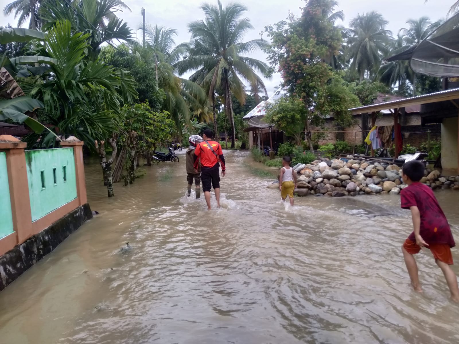 Banjir Rendam Rumah warga Di Bayang
