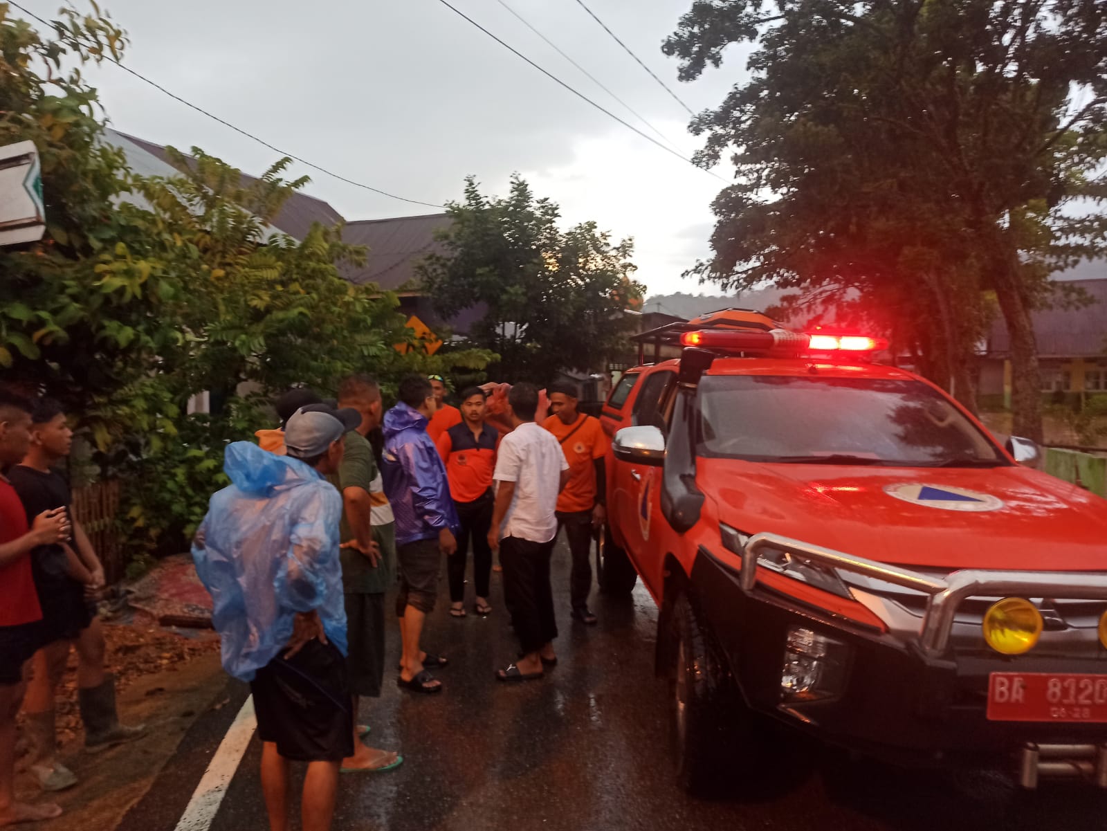 pohon tumbang di kenagarian painan utara jalan bukit PDAM