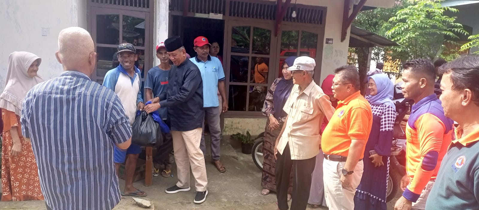 Pemberian sembako untuk korban angin Puting beliang lakitan