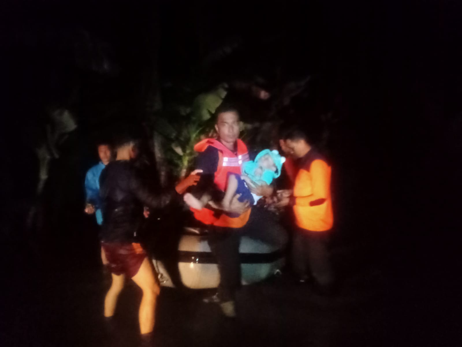 Tim TRC BPBD evakuasi Warga nagari duku