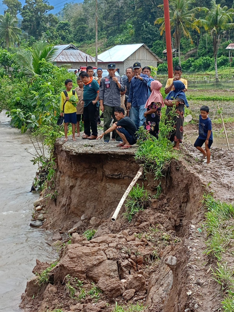 Fasilitas Umum Seperti Jalan Tidak Bisa Dilewati.