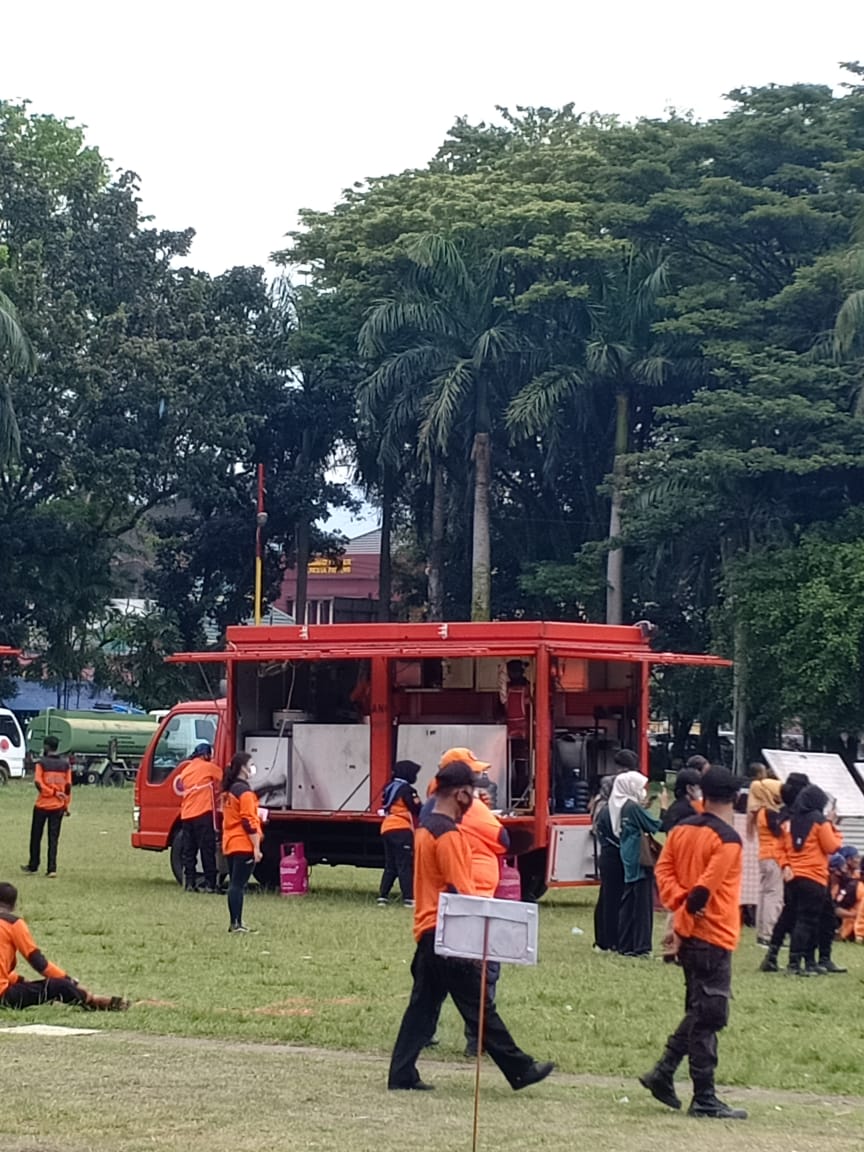 BPBD PESSEL Mengikuti lombah pemasangan tenda pengungsian dan dapur umum di lapangan imam bonjol pad