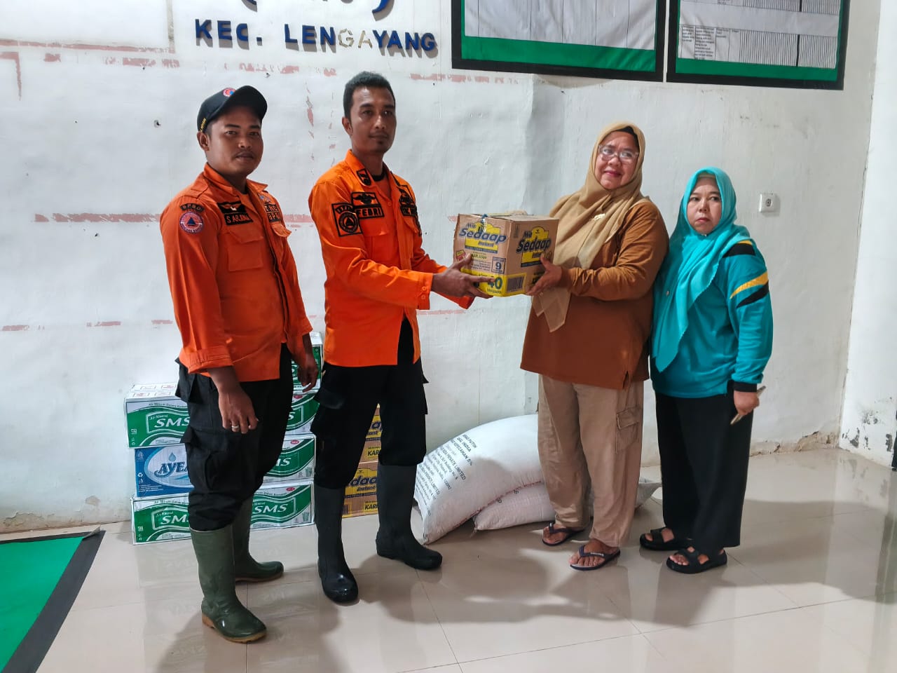 BPBD Pesisir Selatan Serahkan Bantuan ke Camat Lengayang