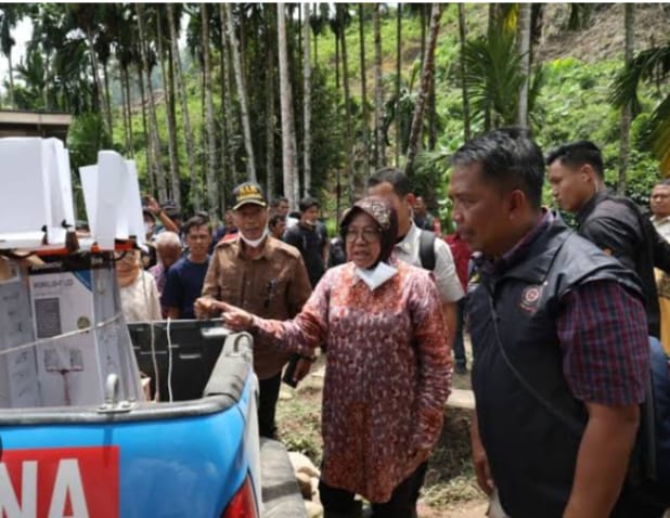 Kunjungan Menteri Sosial Tri Rismaharini  Bahas Dapur Umum