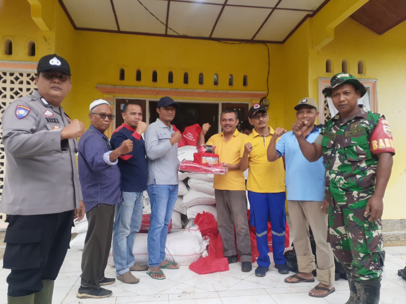 Penyaluran batuan beras dan sembako di kenagarian air itam dan kenagarian sangbunggo kecamatan silau
