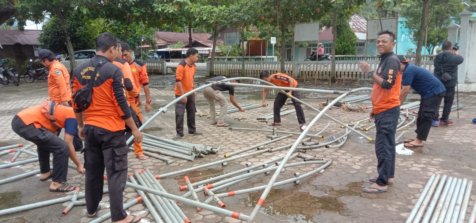 BPBD Dirikan Tenda pengungsian depan kantor Camat Tarusan